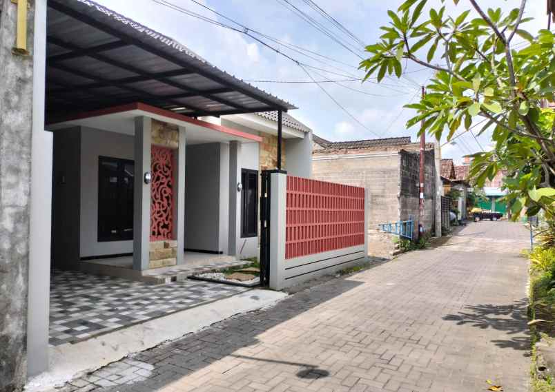 dijual rumah stadion