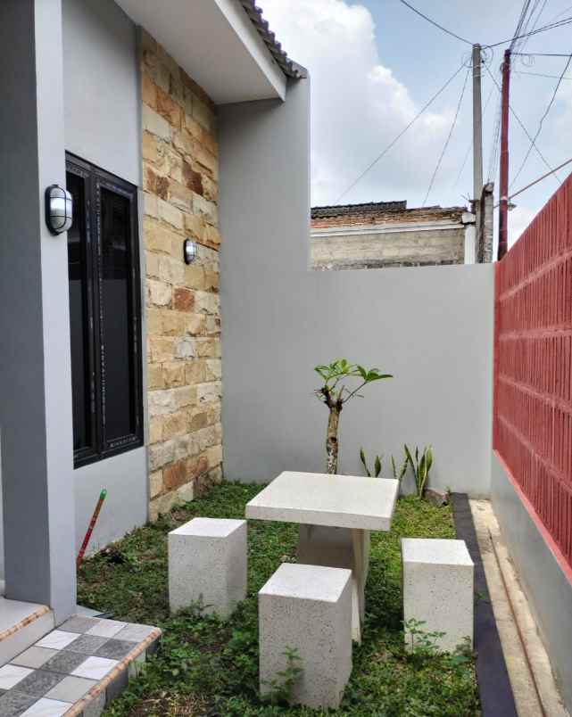 dijual rumah stadion