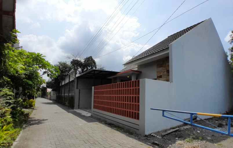 dijual rumah stadion