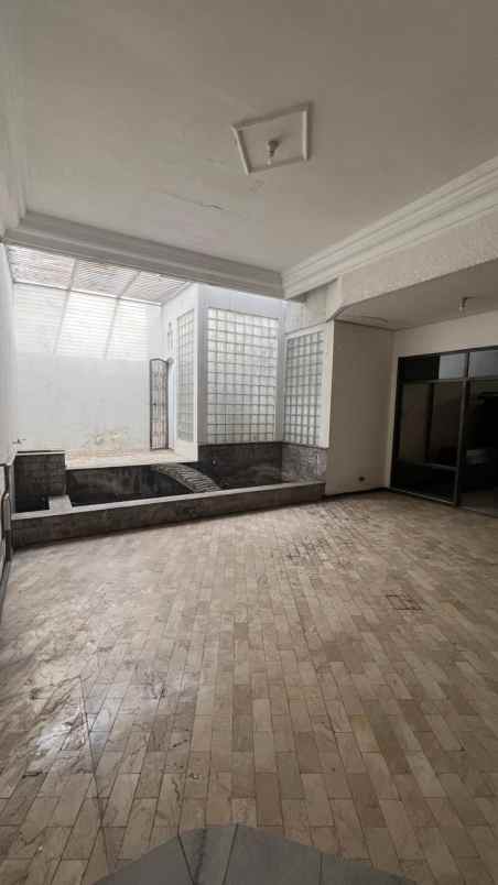 dijual rumah strategis di kertajaya indah