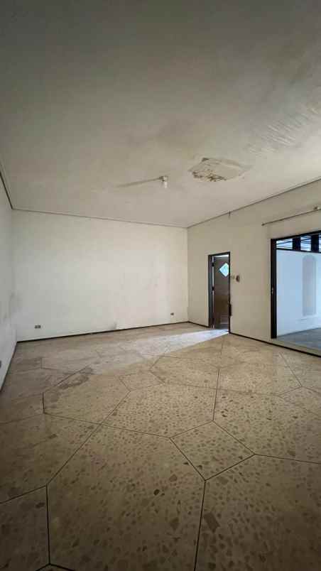 dijual rumah strategis di kertajaya indah