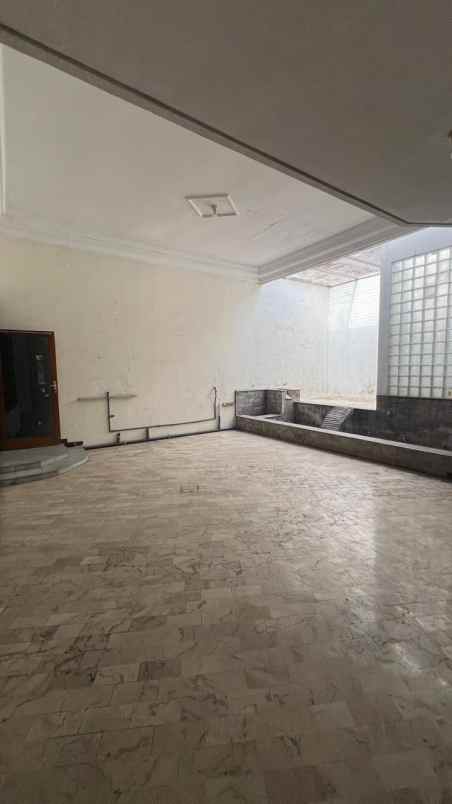 dijual rumah strategis di kertajaya indah
