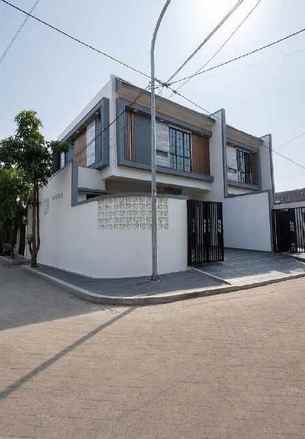 dijual rumah sutorejo