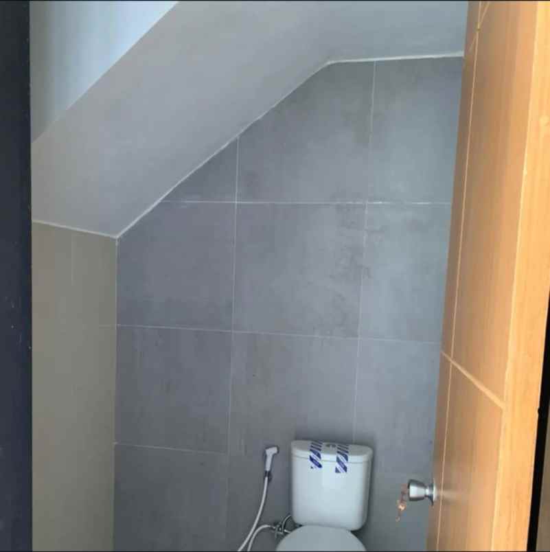 disewakan rumah 2 lantai di shojiland