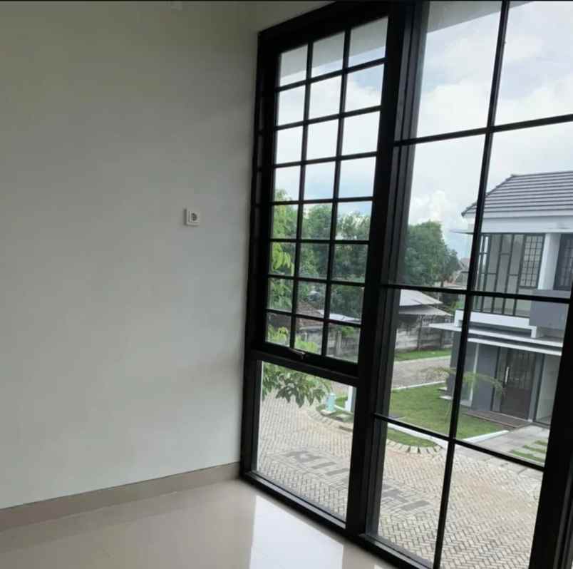 disewakan rumah 2 lantai di shojiland