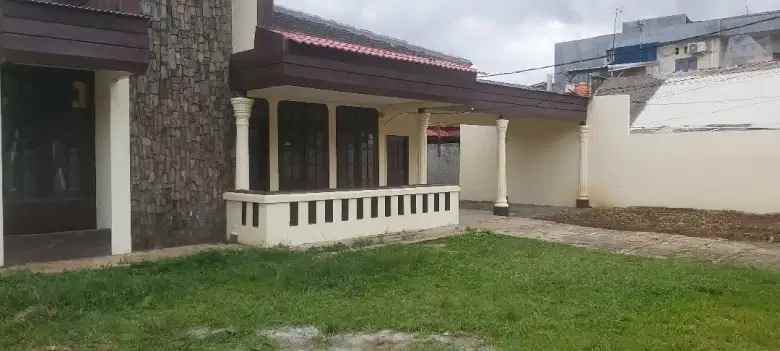 disewakan rumah besar tanah luas di pejaten timur