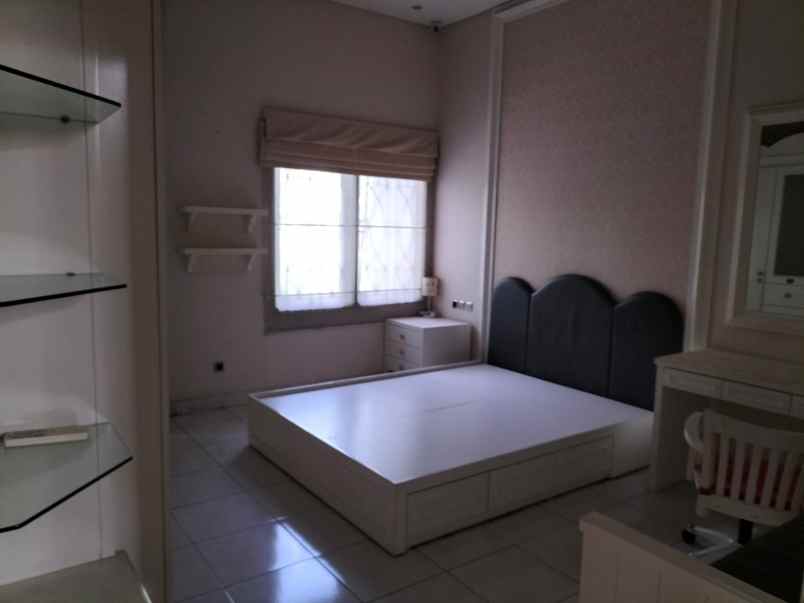 disewakan town house di taman resort mediternia pik