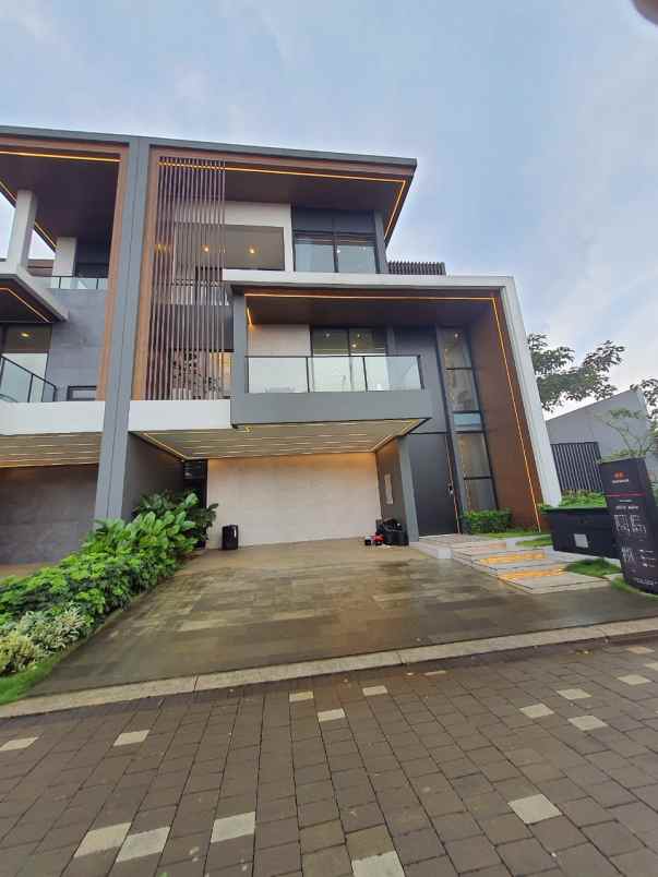 hunian mewah yang dilengkapi private lift di sawangan