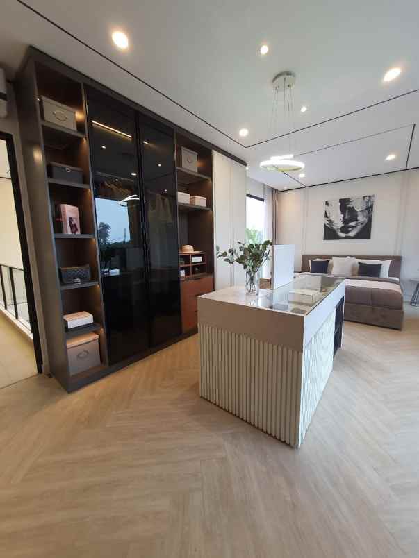 hunian mewah yang dilengkapi private lift di sawangan