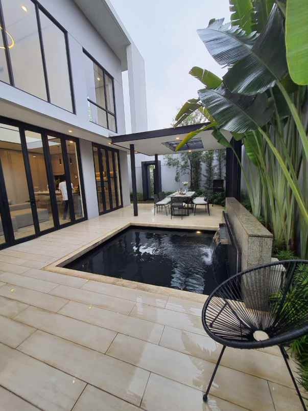 hunian mewah yang dilengkapi private lift di sawangan