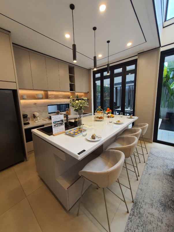 hunian mewah yang dilengkapi private lift di sawangan