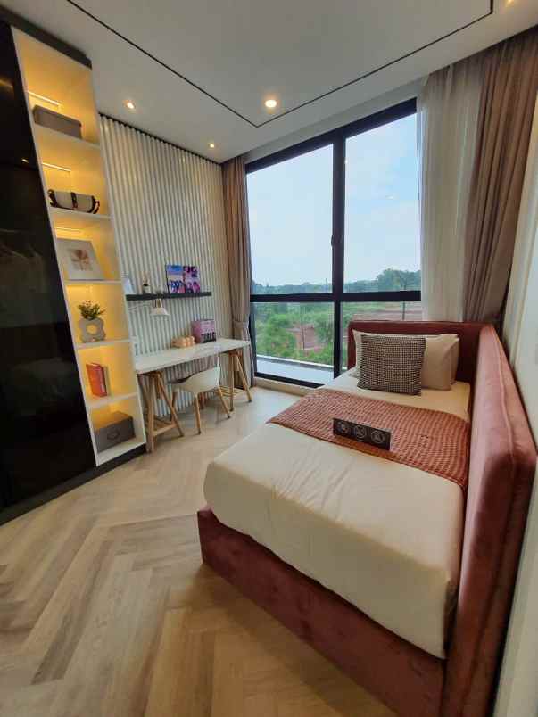 hunian mewah yang dilengkapi private lift di sawangan