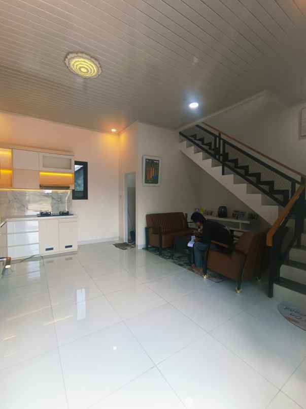 rumah 2 lantai dekat stasiun tanpa dp
