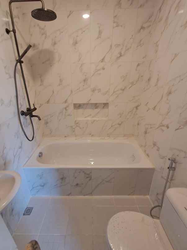 rumah 2 lantai di cluster banyumanik semarang