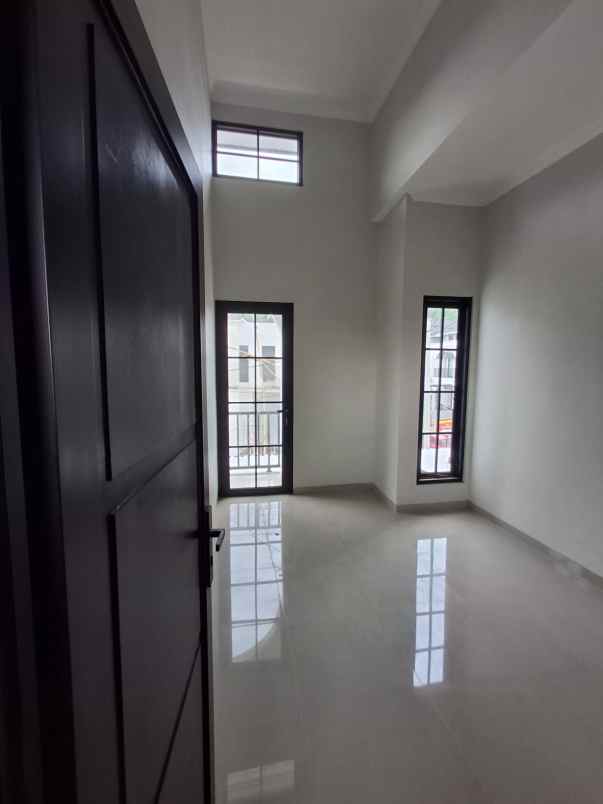 rumah 2 lantai konsep american classic di kota malang