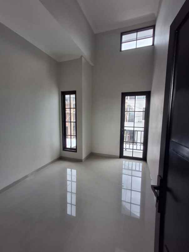 rumah 2 lantai konsep american classic di kota malang