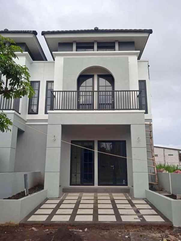 rumah 2 lantai konsep american classic di kota malang