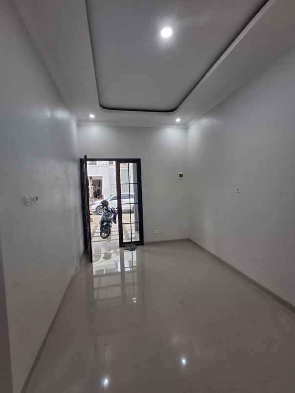 rumah 2 lantai konsep american classic di kota malang