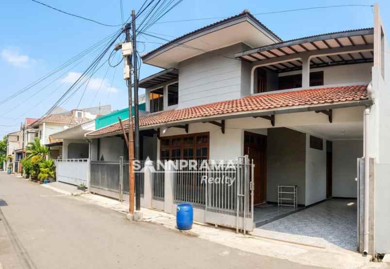 rumah 2 lantai luas 250m2 di tanah baru depok ashiml