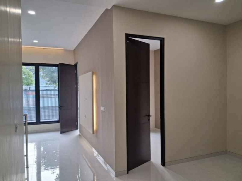 rumah baru modern 2 lantai manyar jaya