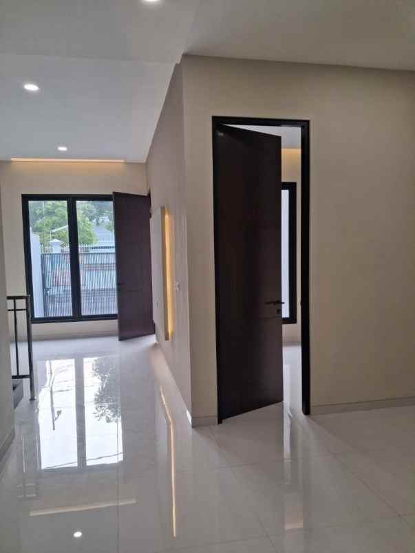 rumah baru modern 2 lantai manyar jaya