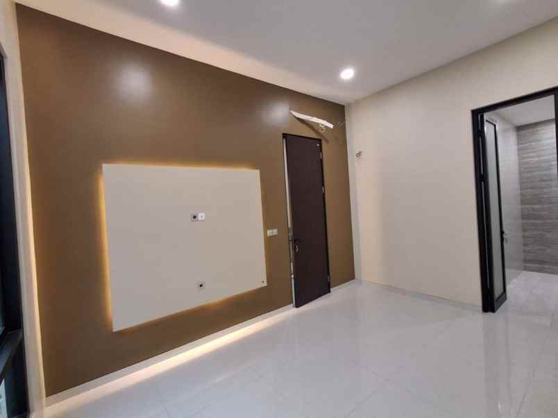 rumah baru modern 2 lantai manyar jaya