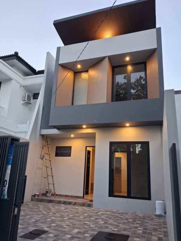 rumah baru modern 2 lantai manyar jaya