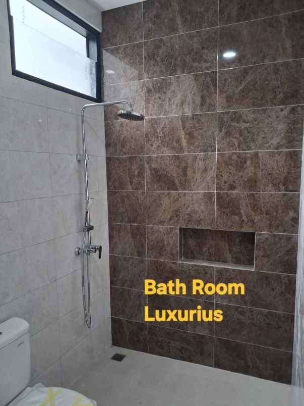 rumah baru modern 2 lantai manyar jaya