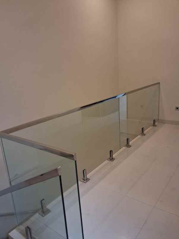 rumah baru modern 2 lantai manyar jaya