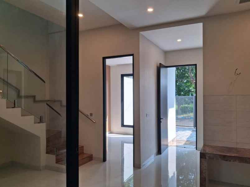 rumah baru modern 2 lantai manyar jaya