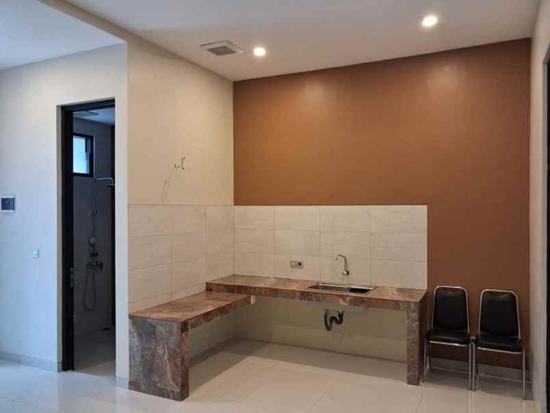 rumah baru modern 2 lantai manyar jaya