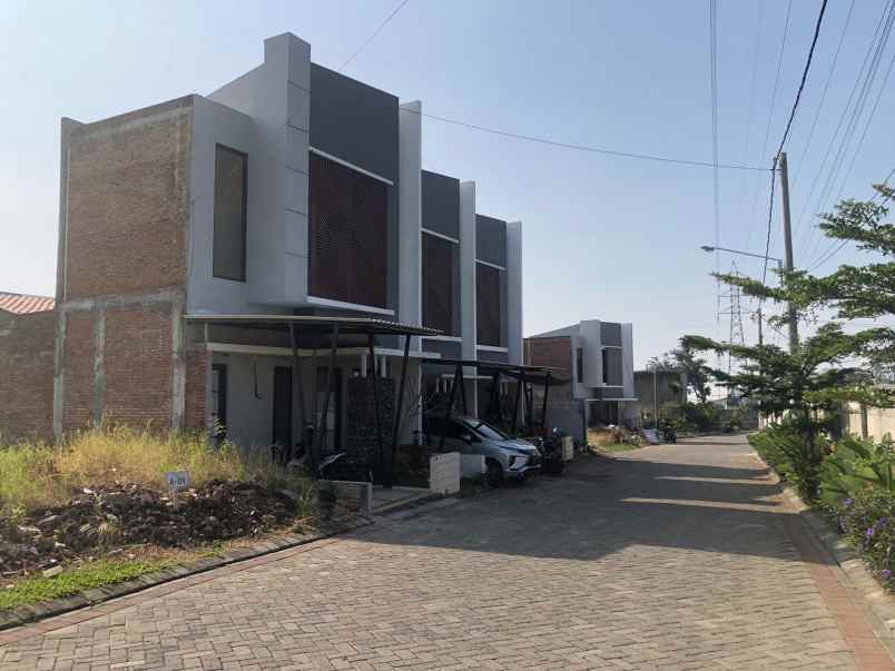 rumah cantik siap huni 2 lantai di kota batu malang