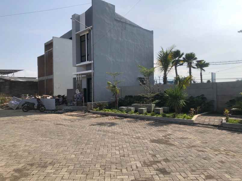 rumah cantik siap huni 2 lantai di kota batu malang