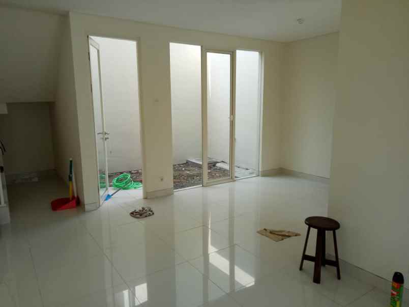 rumah grand pakuwon surabaya barat row jalan 2 mobil