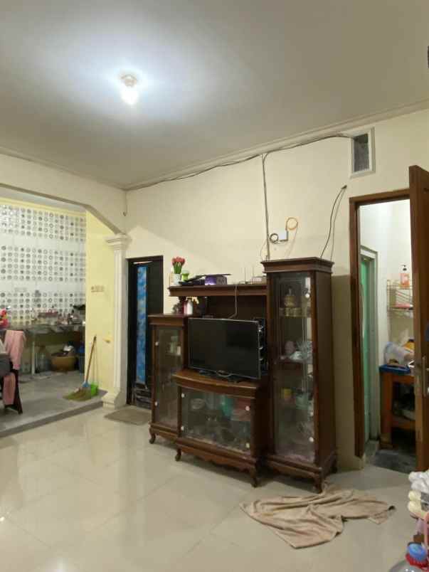 rumah komplex dua lantai siap huni