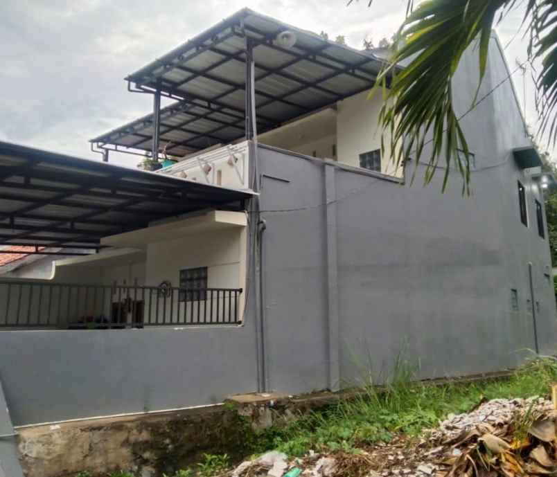 rumah komplex dua lantai siap huni