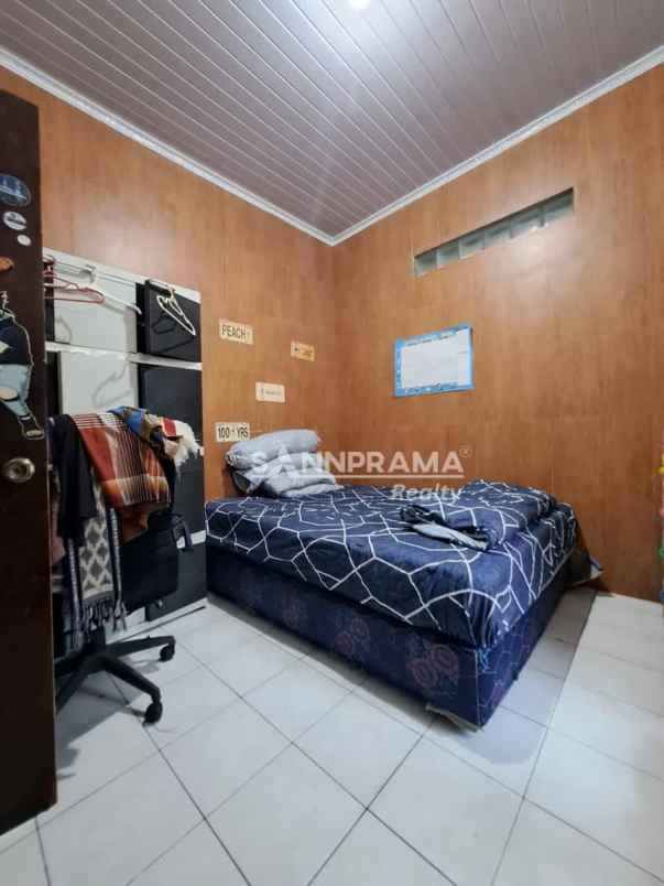 rumah lokasi strategis tanah luas di beji depok