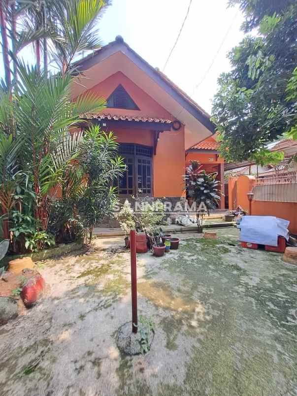 rumah lokasi strategis tanah luas di beji depok
