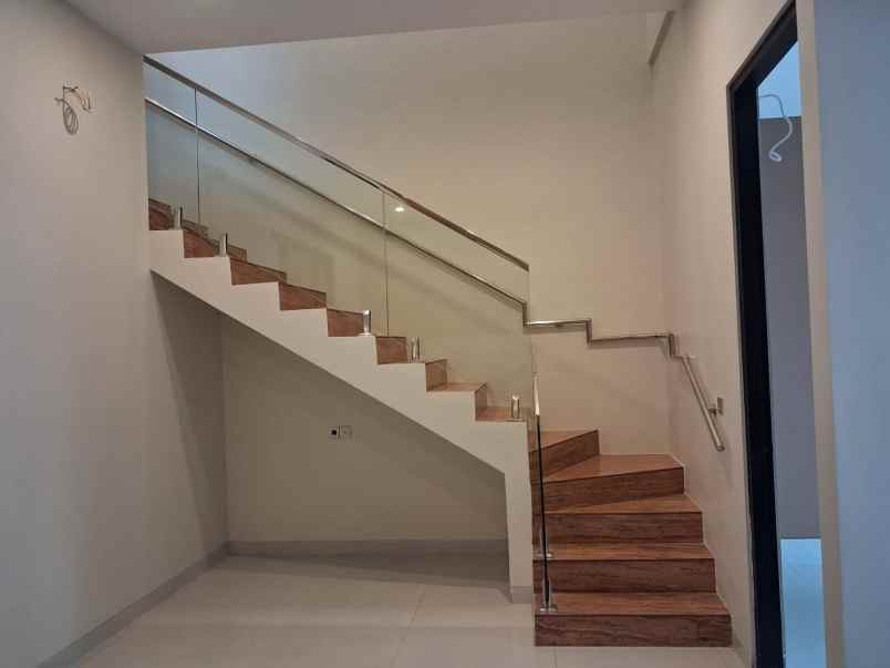 rumah manyar gress 2 lantai tengah kota surabaya timur