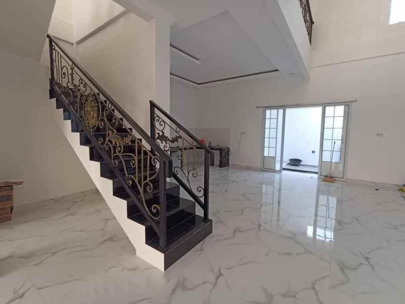 rumah megah 2 lantai di jalan soekarno hatta pekanbaru
