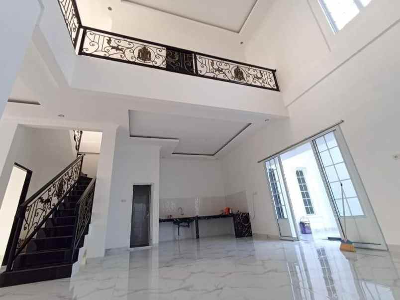 rumah megah 2 lantai di jalan soekarno hatta pekanbaru