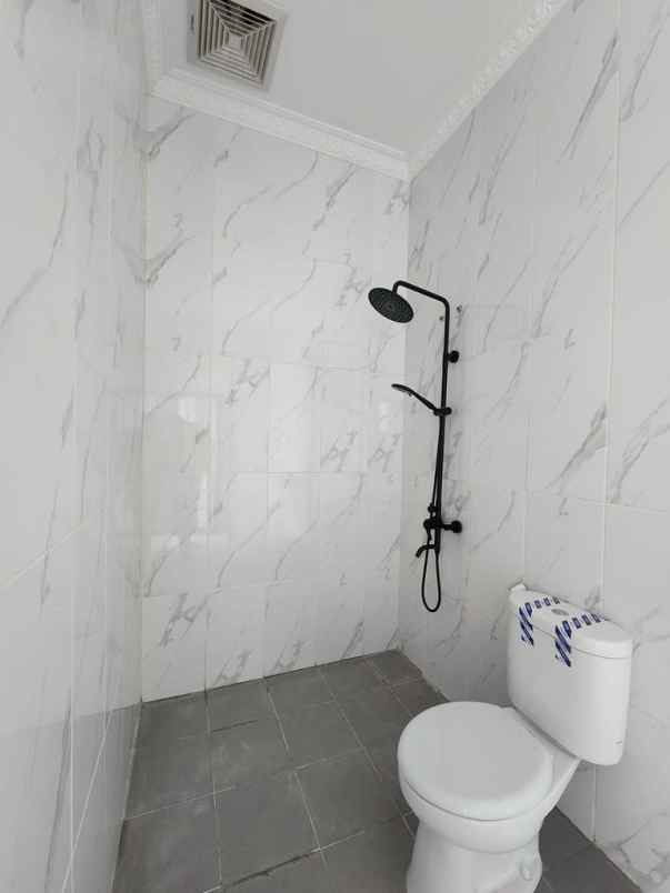 rumah megah 2 lantai di jalan soekarno hatta pekanbaru