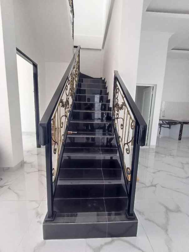 rumah megah 2 lantai di jalan soekarno hatta pekanbaru