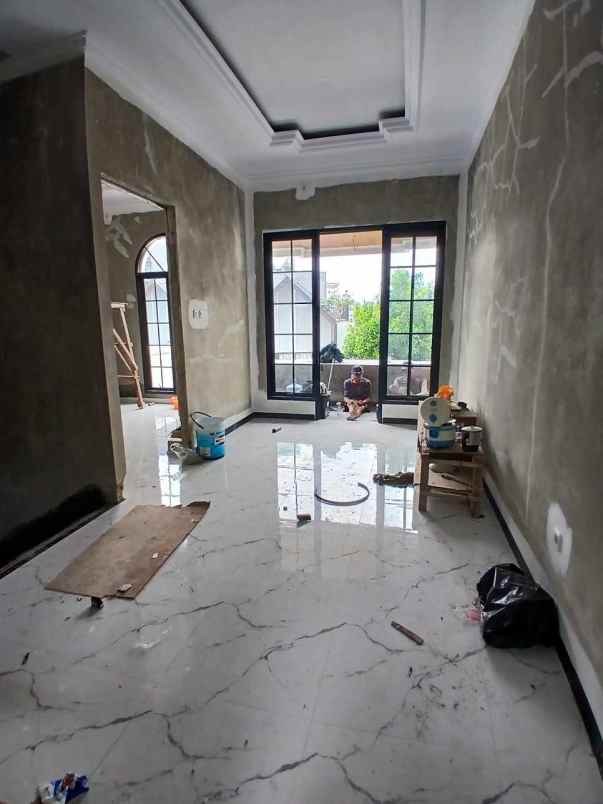 rumah mewah 2 5 lantai di cipedak jakarta selatan