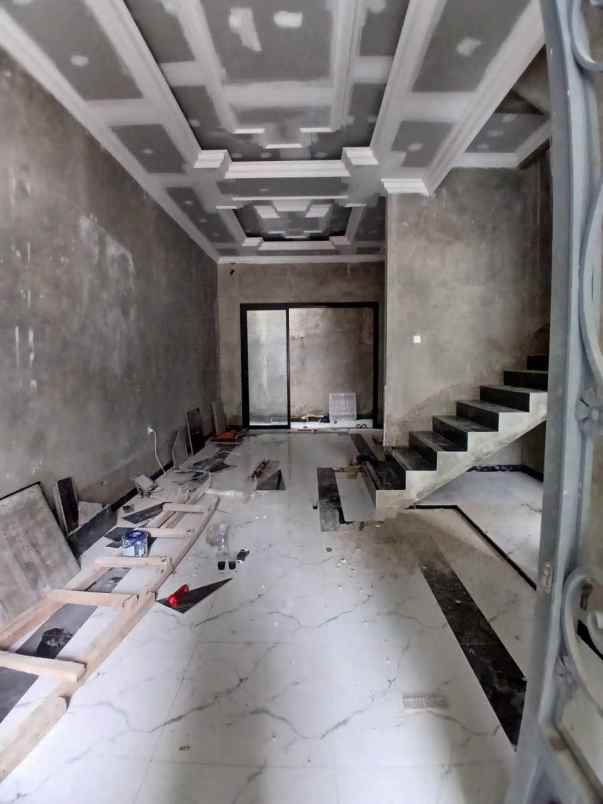 rumah mewah 2 5 lantai di cipedak jakarta selatan