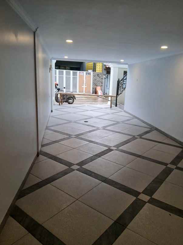 rumah mewah 2 5 lantai di cipedak jakarta selatan