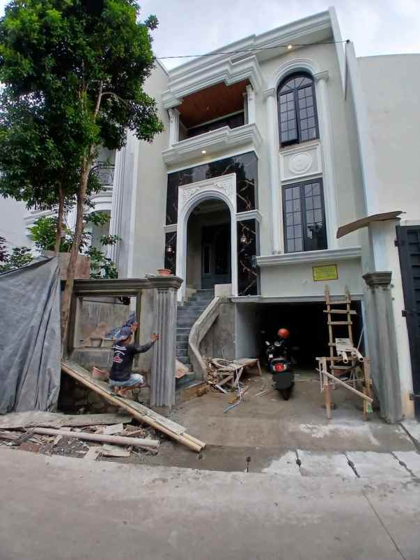 rumah mewah 2 5 lantai di cipedak jakarta selatan