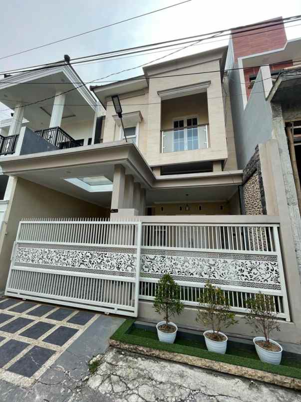 rumah mewah 2 lantai dekat kampus brawijaya malang