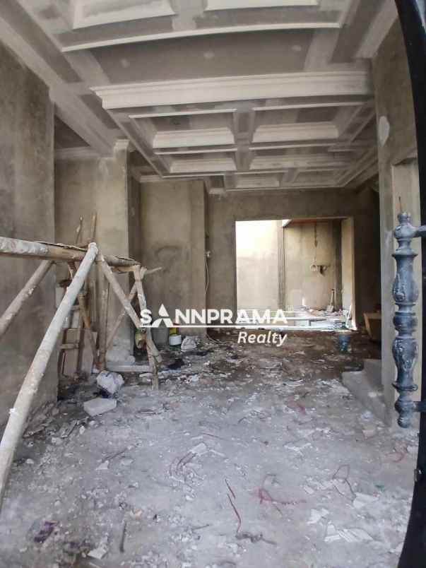 rumah mewah 2 lantai di tanah baru depok ada pool