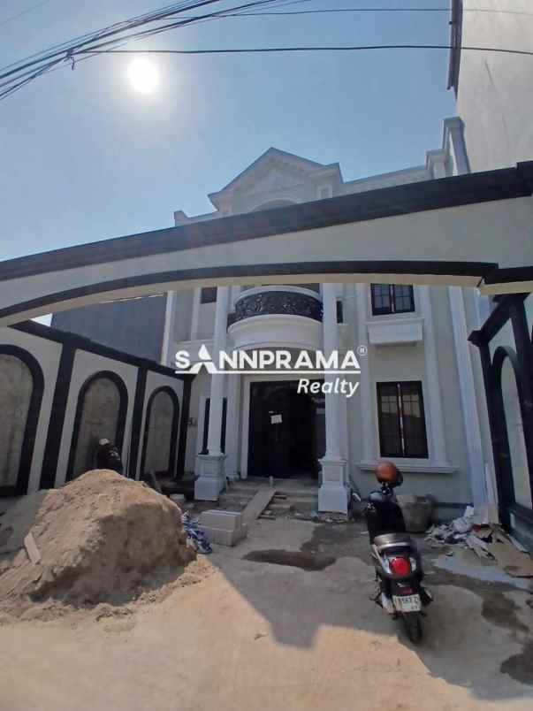 rumah mewah 2 lantai di tanah baru depok ada pool